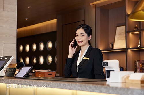 酒店前臺的“隱形守護(hù)者” 高效接聽電話中的管理智慧